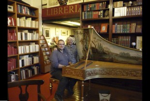La libreria Pecorini con la signora Lalla vicino al pianoforte