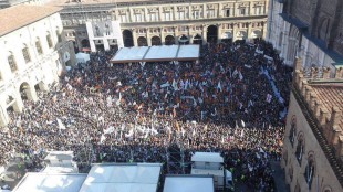 Piazza Maggiore a Bologna con le bandiere dell'opposizione