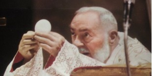 Padre Pio durante una eucarestia