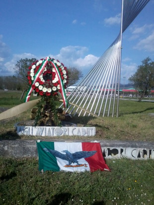 Perugia, Aeroporto di  Sant'Egidio. Il monumento che ricorda i caduti dell'azione del 10 aprile 1944 su Nettunia. 