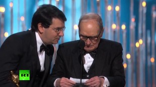 Ennio Morricone durante i ringraziamenti per l'Oscar