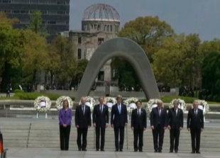 Kerry dopo a deposto una corona al parco della pace di Hiroshima