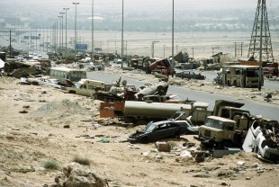 L'autostrada 80 che dal Kuwait porta a Bassora in Iraq, bombardata durante la prima guerra del Golfo