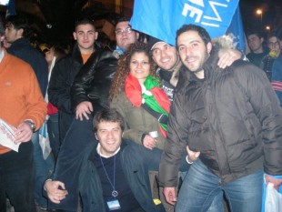 Massimo Fragola in basso a destra, con giovani militanti nazionalpopolari del Salento