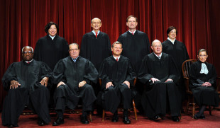 La composizione della Corte Suprema fino al 2016.  In basso, secondo sulla sinistra, è ancora presente il giudice Scalia.