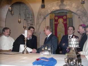 Vladimir Putin in vista da devoto nella cripta della Basilica di San Nicola a Bari
