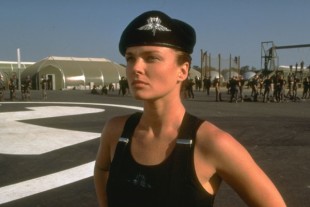 Dina Meyer in "Starship troopers" di Paul Verhoeven. 