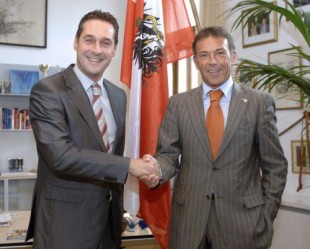 Strache, leader della Fpoe, accanto al vecchio capo della destra austriaca, Jorge Haider