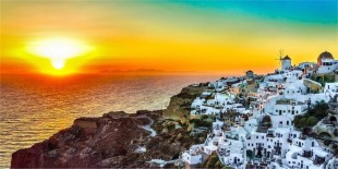 Il tramonto più bello del Mediterraneo a Santorini, nelle Cicladi