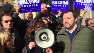 Matteo Salvini ad Arezzo davanti alla Banca Etruria