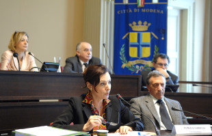 Il professor Enrico Nistri a destra, durante una conferenza nella sala consiliare del Comune di Modena