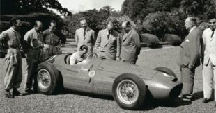 Il Presidente Perón nei giardini della Residenza di Olivos sulla Maserati 250F che nel 1954, con Fangio, vinse il Gran Premio d’Argentina di F1